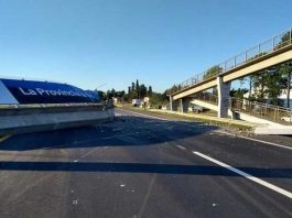 un puente derrumbado a la altura de el peligro en ruta 2